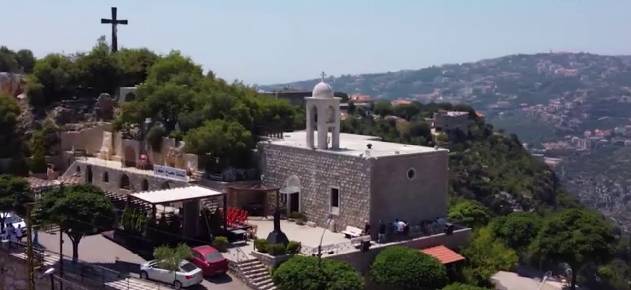 Vista aérea de la iglesia de santa Rafqa en la colina de Hemlaya, con su cruz y su campanario.