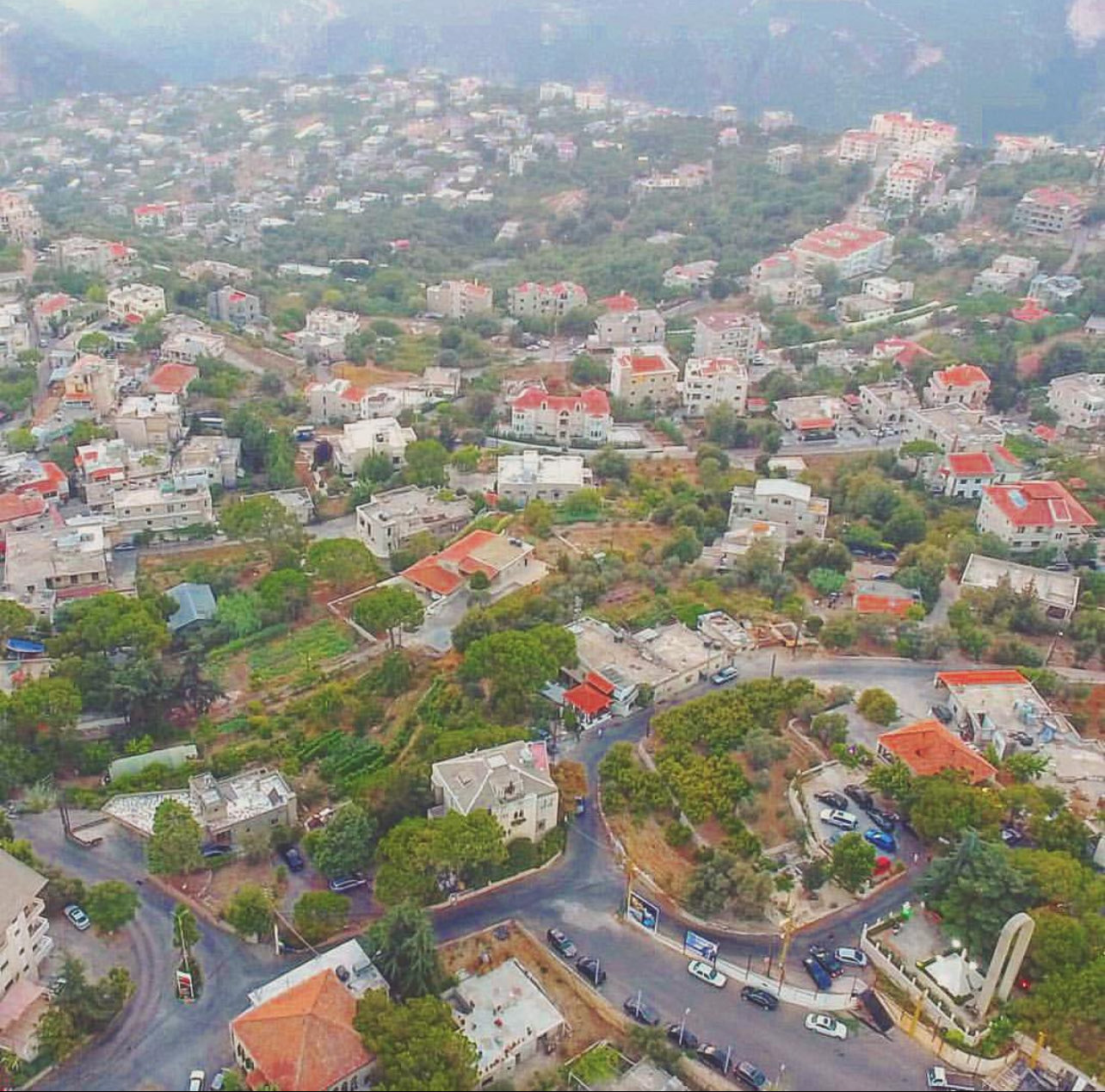 Vista aérea del pueblo de Hemlaya, extendido por las laderas del monte Sannine.