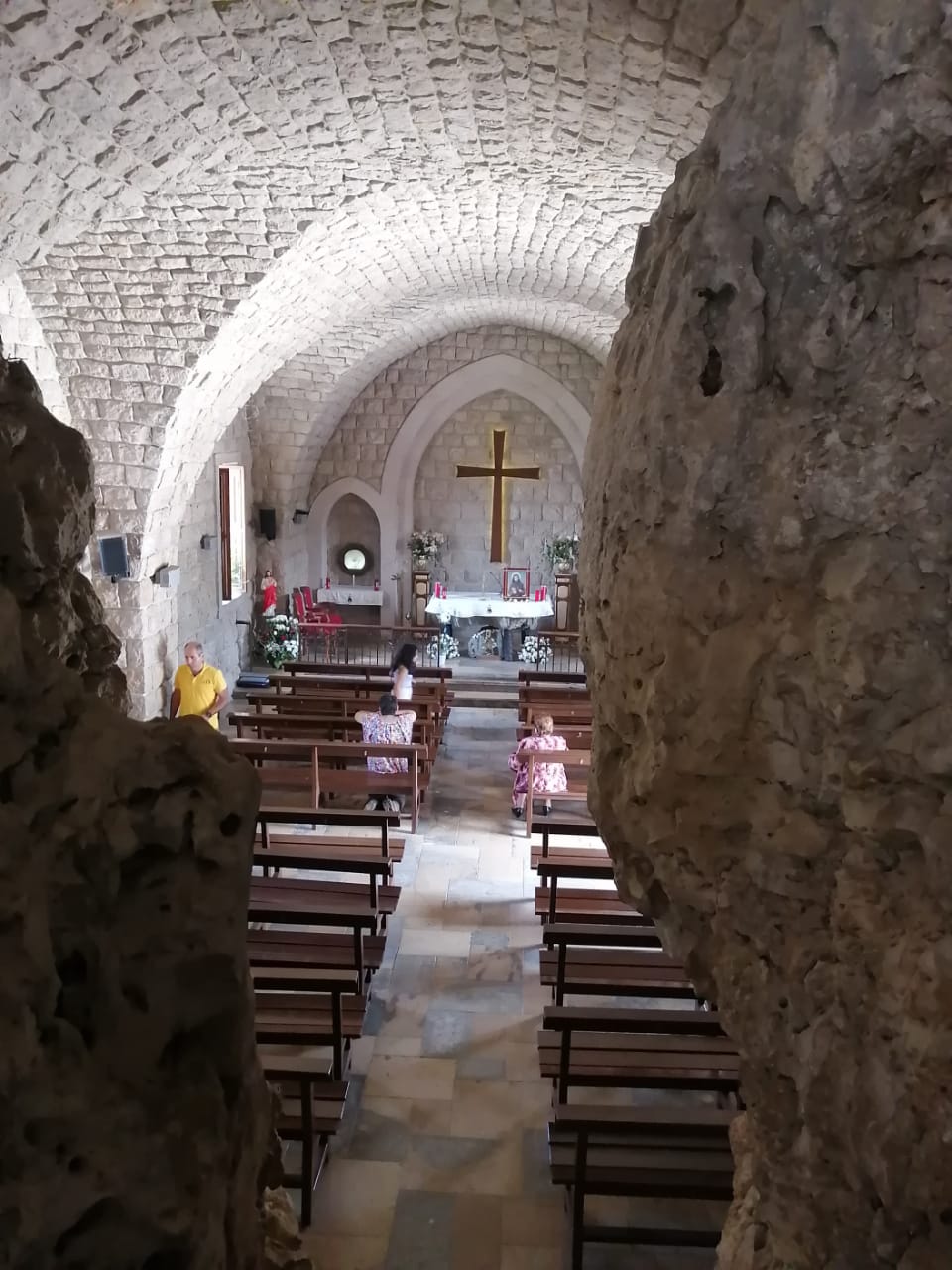 El interior de la capilla de roca en la colina, construida entre los bloques naturales.